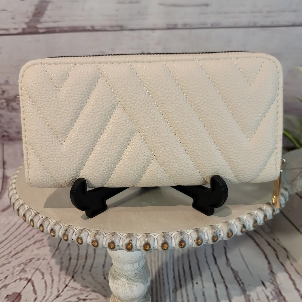 NWOT Adrienne Vittadini Elegant Cream Women's Card   Wallet